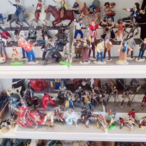 Figurines